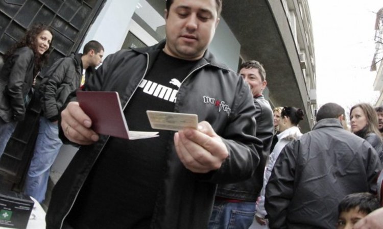 Близо 200 000 българи на опашки за паспорти