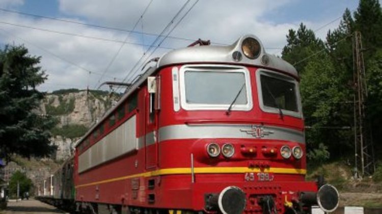 Локомотив прегази машиниста си край Перник