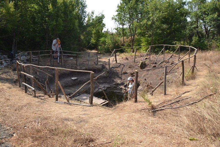 Иманяри разкопаха и Лютица, искат полиция да пази крепостта