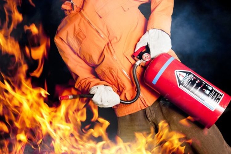 Мъж в тежко състояние, обгорял в колата си, случаят се разследва