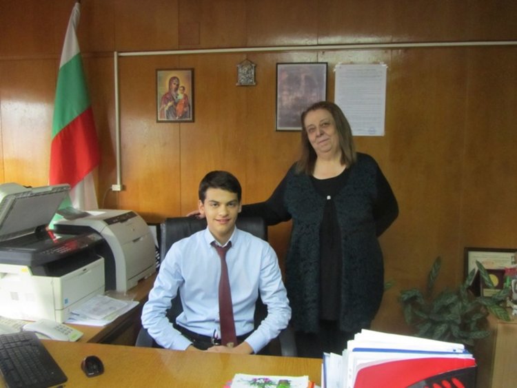 Младежи и девойки от смолянски гимназии в стола на властта за ден