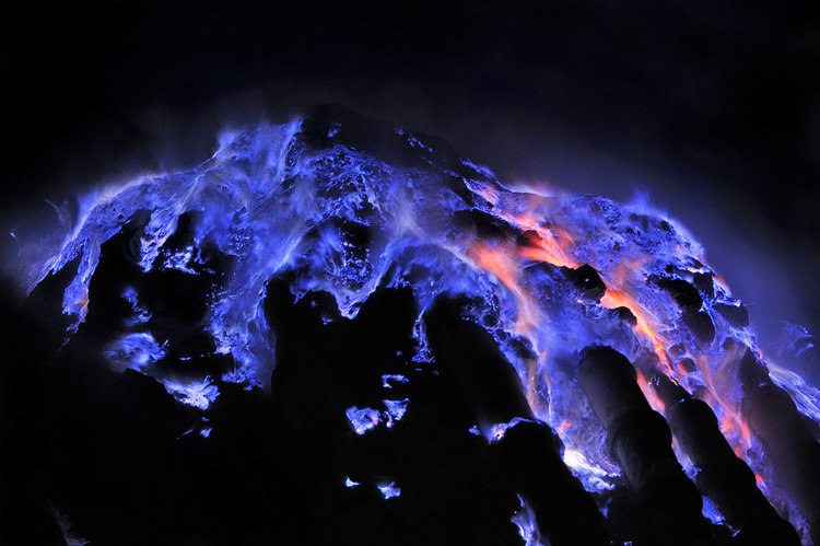 Вулкан свети в синьо нощем (видео)