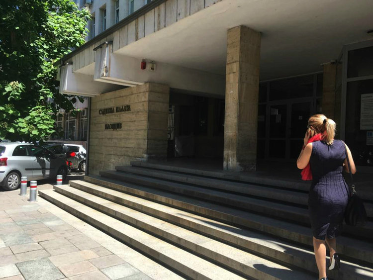Ревнивец на съд, обърнал няколко питиета и запалил къщата на съперника си
