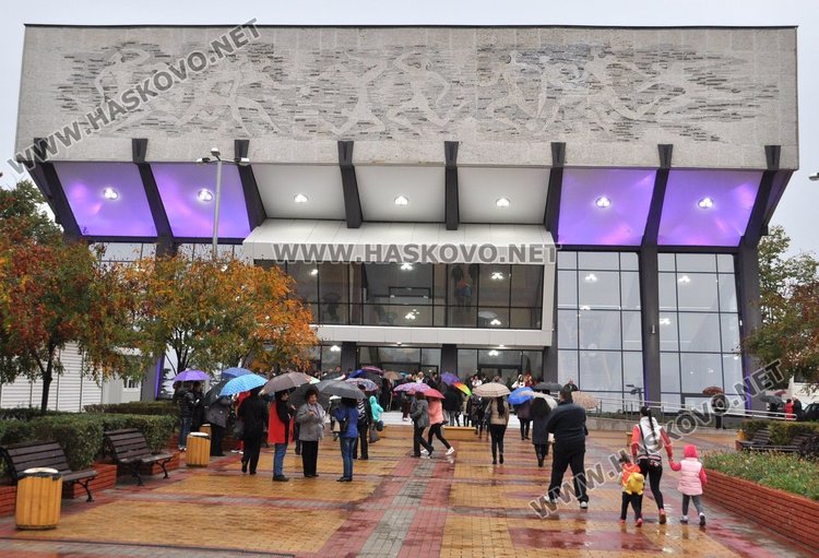 Разпространяват поканите за концерта в помощ на две димитровградски деца