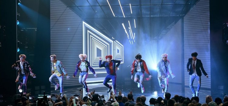 K-поп група покори Американските музикални награди (видео)