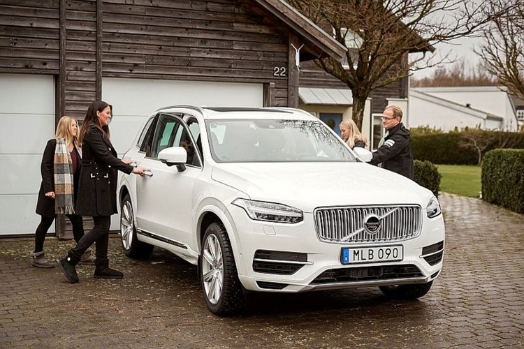Шведи тестват първите автономни SUV-a ХС90 на Volvo