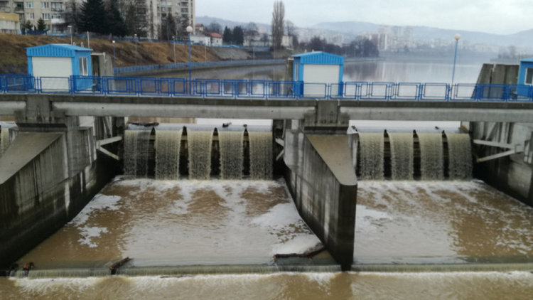 Водното огледало в Кърджали - мътно и с парчета клони 