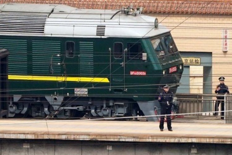 Ким Чен-Ун пристигна във Виетнам за срещата с Тръмп с бронирания влак