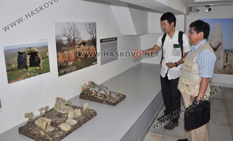 Японски археолози с интерес към артефактите в хасковския музей