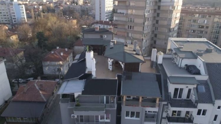 Пламен Георгиев започна да събаря навесите на терасата си