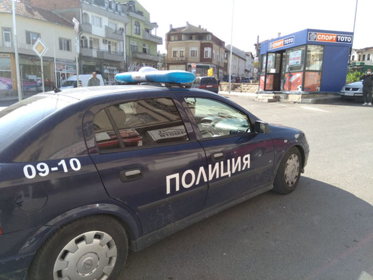 Патрулни автомобили, оборудвани с високоговорители, предупреждават жителите на Кърджали да не нарушават ограничителните мерки