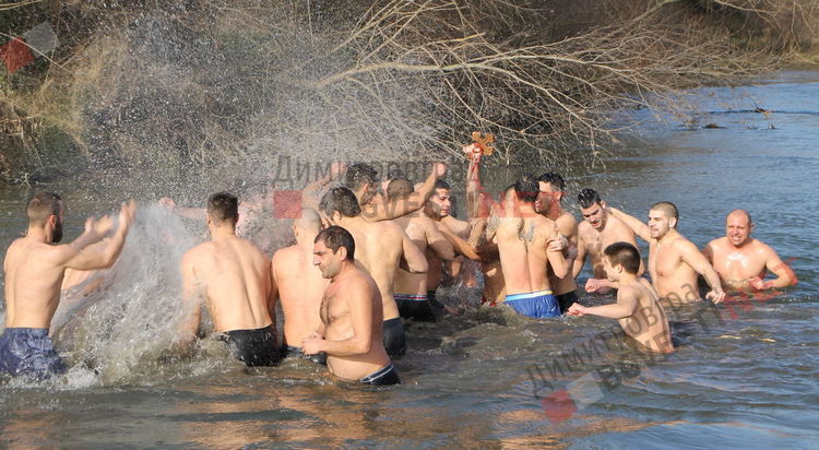 Търсят смелчаци да извадят кръста на Йордановден в Димитровград