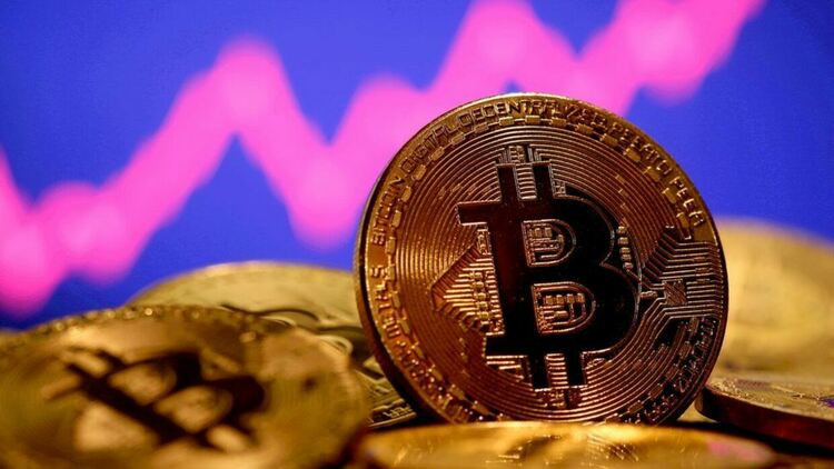 Биткойнът пак поскъпна над 50 000 долара