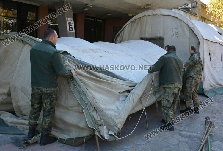 Разпънаха палатки пред зала „Дружба“ за чакащите за предаване на изборните книжа
