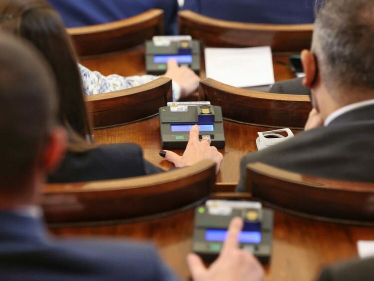 След четири дни дебати парламентът прие бюджета
