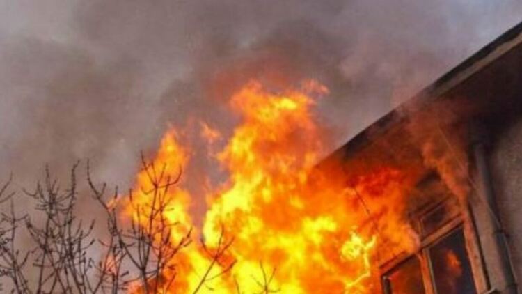 Горя къща в кв. "Невястата", два часа пожарникарите се бориха с огъня 