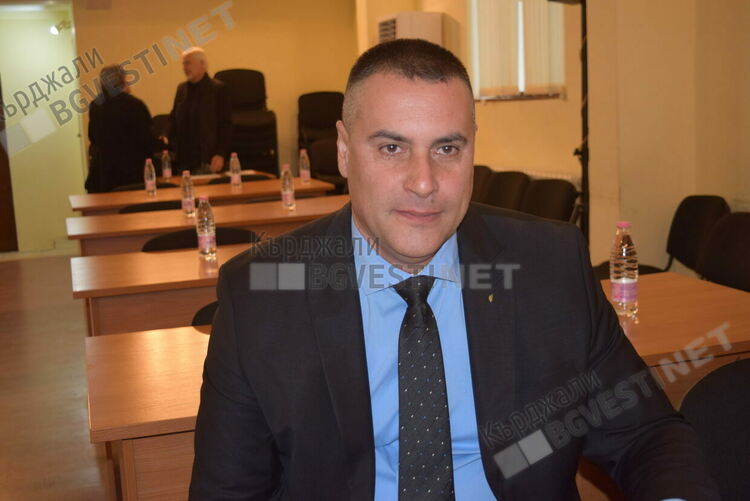Областният управител Даниел Делчев дарява децата на Кърджали с безплатно кино за 1 юни