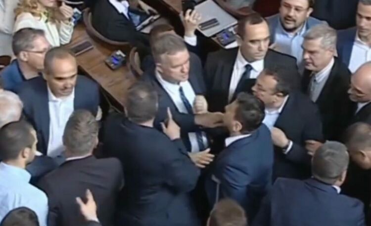 Депутати стигнаха до саморазправа в Народното събрание