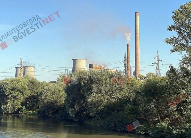 ТЕЦ-ът в Димитровград пак заработи, отново пуши от сградите