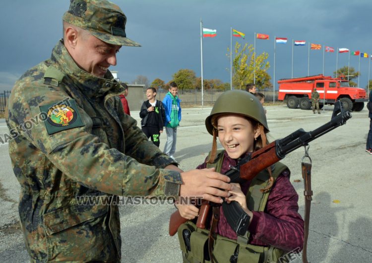 Децата от село Малево с урок по родолюбие на Учебния полигон „Корен“