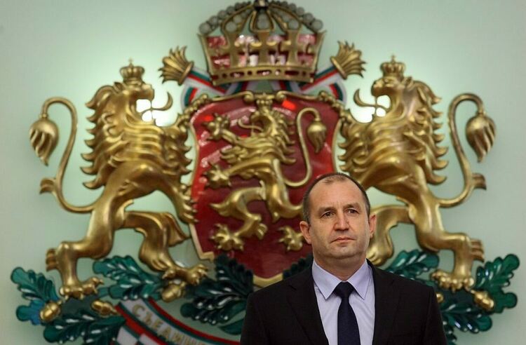 Радев сезира Конституционния съд за прекратяването на концесията на терминал „Росенец"