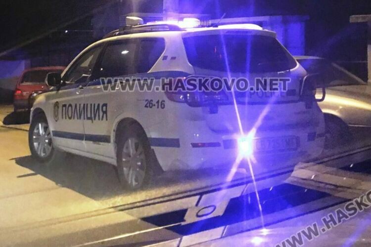 Купонджии раниха полицаи с бутилка с алкохол, заплашвали и с дървен сап