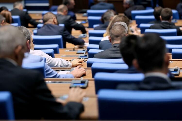 Управляващите предлагат срокът за внасяне на бюджета за 2024 да бъде удължен заради изборната ваканция на депутатите