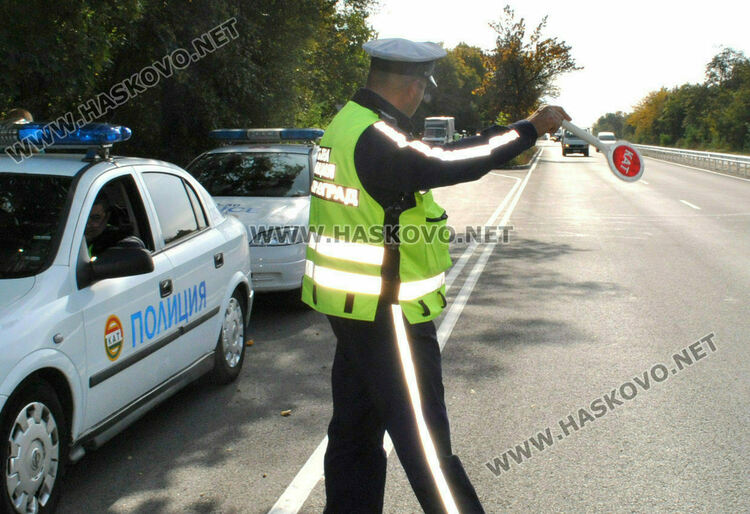 Дрогиран водач опита да избяга от полицаи, хванаха 15-годишен с нерегистриран мотопед