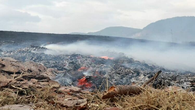 Огнеборци потушиха пожар в района на регионалното депо