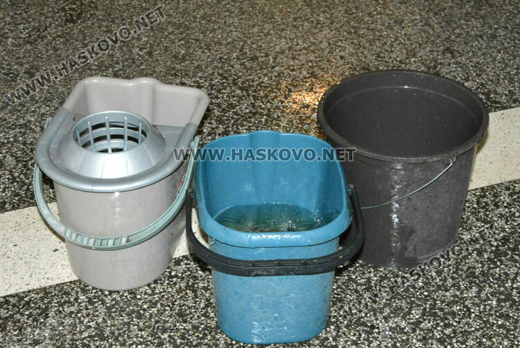 Покривът на зала „Дружба“ пак протече