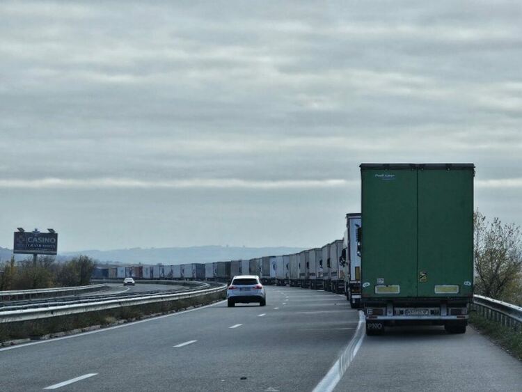 Опашката от тирове на 'Капитан Андреево' стигна до Свиленград