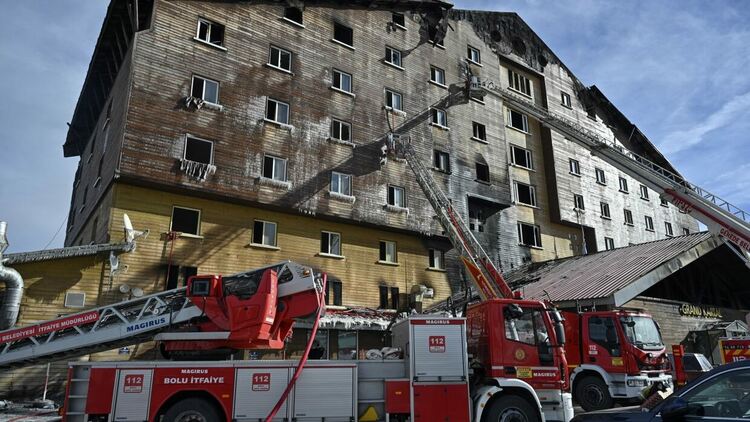 Ден на траур в Турция: Семейство с 14 деца са сред жертвите в изгорелия хотел
