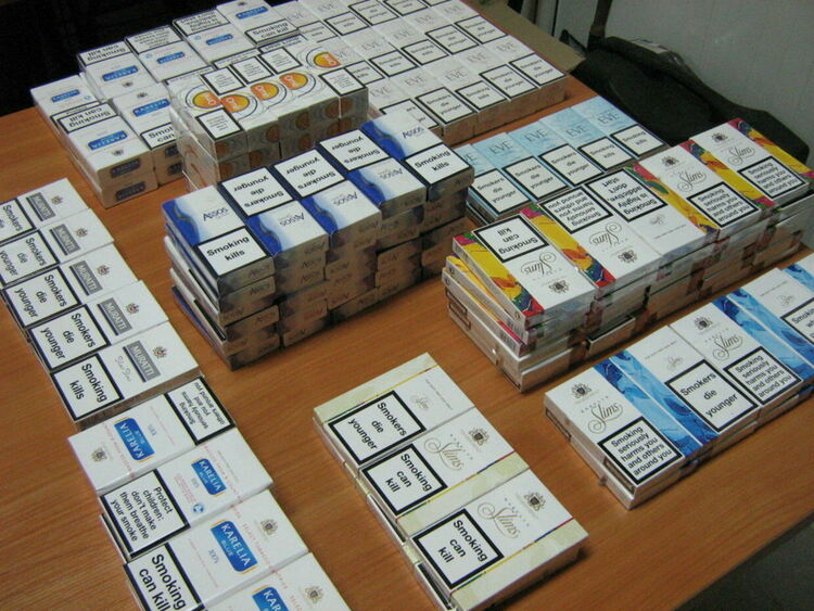 Конфискуваха близо 3000 цигари от магазини, домове и автобус