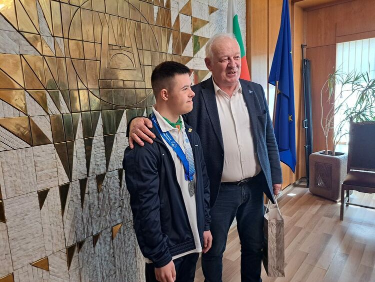 Кметът Николай Мелемов посрещна Максим Петковски-сребърен медалист от Спешъл Олимпикс