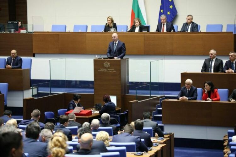 Парламентът ще гласува втория вот срещу правителството в 14:30 часа