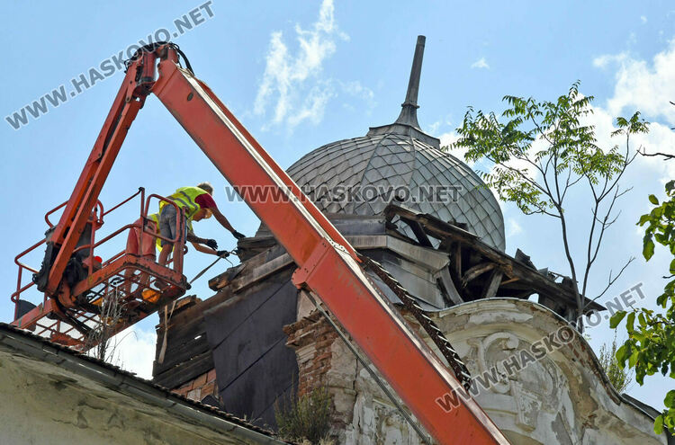 Започна премахването на купола на „Марса“