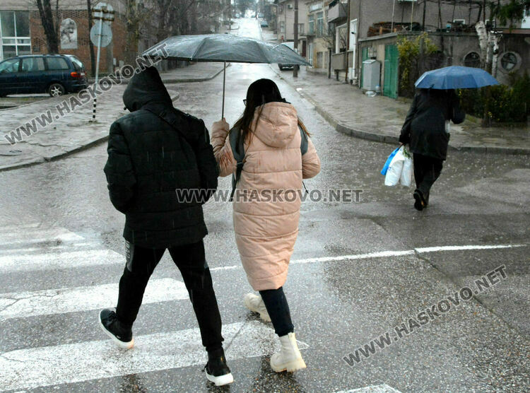 Облачно и дъждовно, на места ще има гръмотевични бури