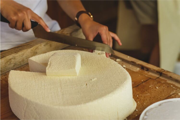 Лекари настояват за забрана на имитиращите млечни продукти
