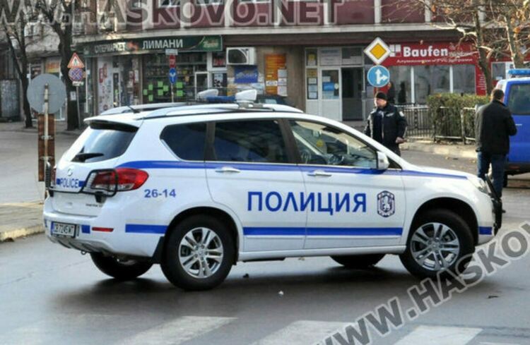 Заловиха две жени и 15-годишно момче за претежание на дрога 