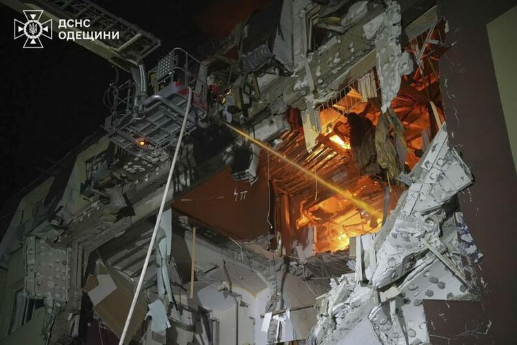 Преди примирието: Жертви в Одеса и удари по руски нефтени платформи