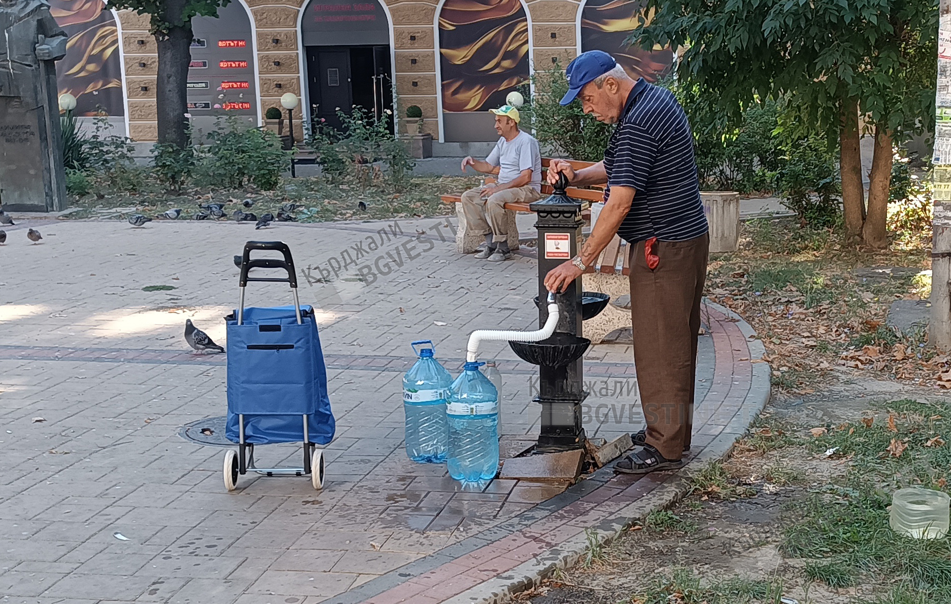 Кърджалиец точи вода за дома от градските чешми, загърбва Айше Молла