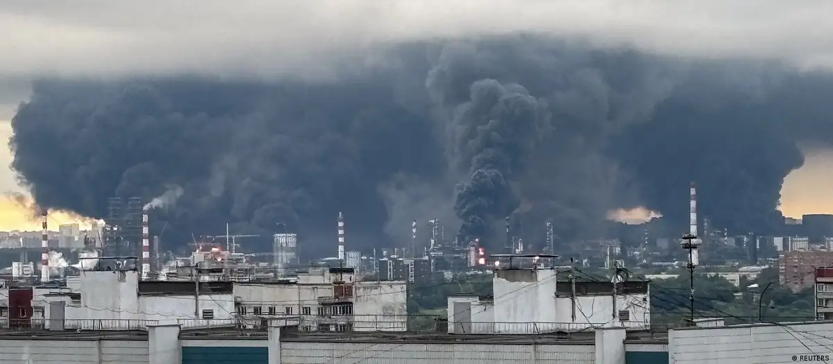 Удари в Москва: Украйна обстреля рафинерия, има ударени жилищни сгради