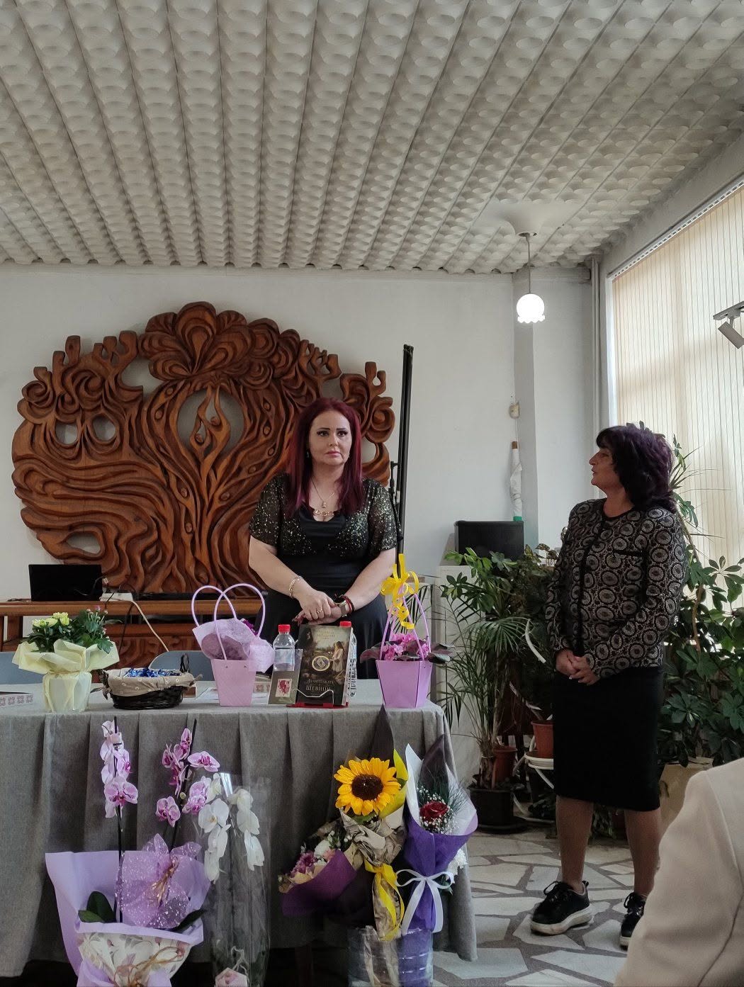 Книгата „Лечителката в шевици“ от Михаела Методиева беше представена в галерия „Марин Гогев“ в Перник