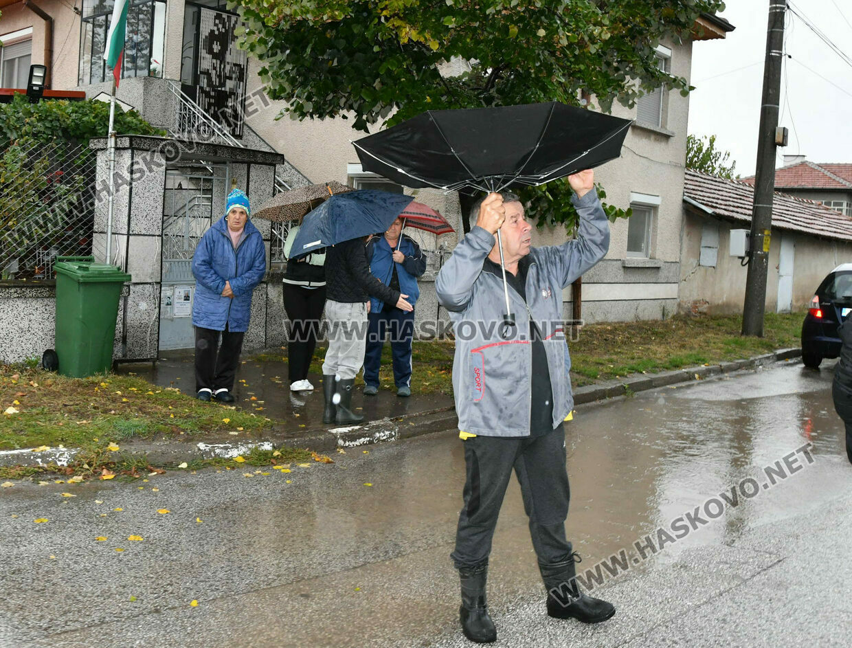 Седмицата започва с облачно и ветровито време