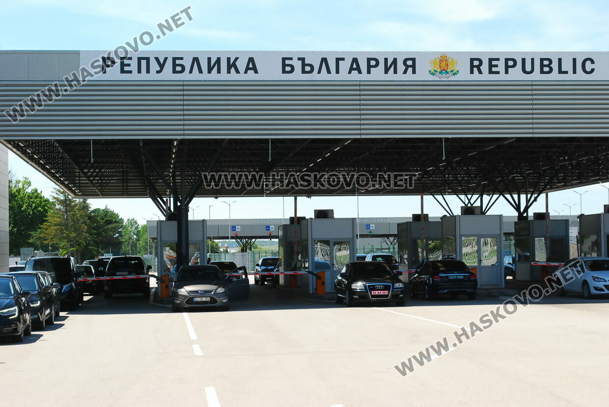 Полицаи задражаха парфюми менте и контрабандни цигари на границата