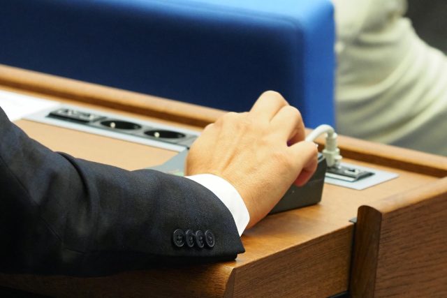 Депутатите си гласуваха 10 дни ваканция