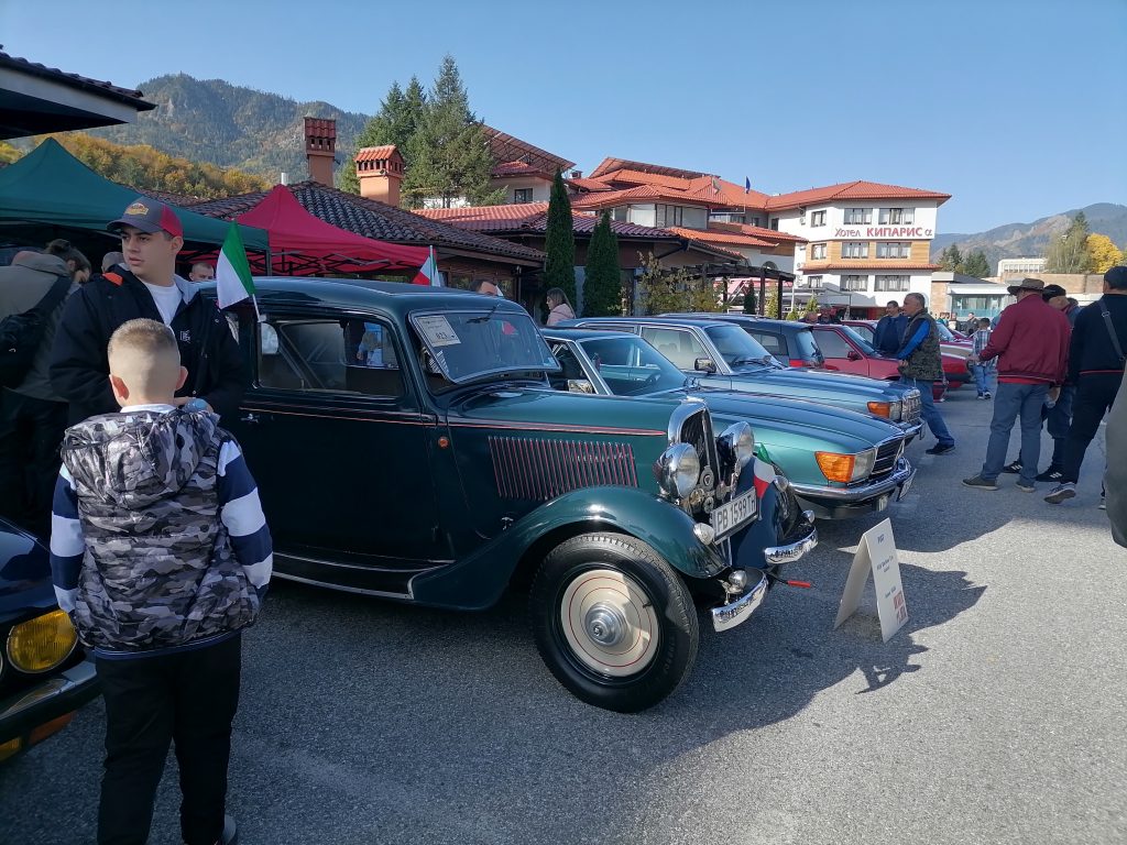 Ретро автомобили от цялата страна се събират на изложение в Смолян