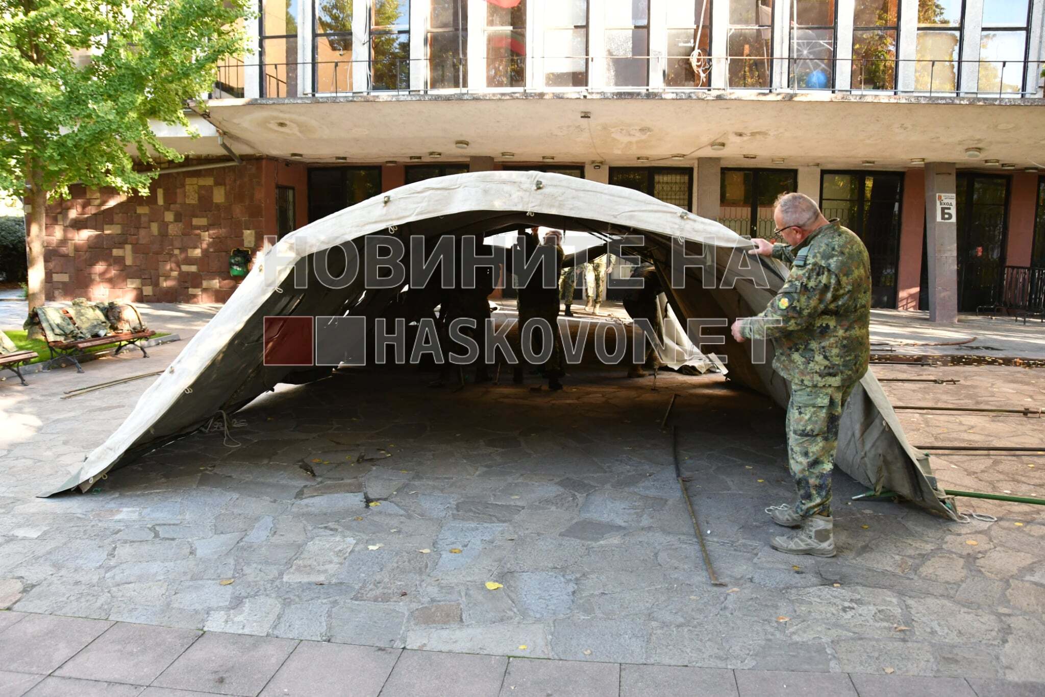 Разпънаха военни палатки пред зала „Дружба“, оборудвана за изборите
