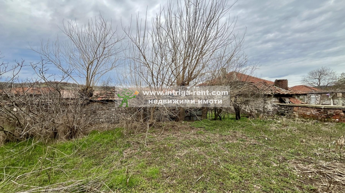 №4064 Стара едноетажна къща и парцел за продажба в село Гарваново, Хасково.