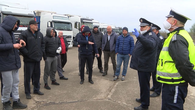Чуждестранни шофьори се оплакват от условията на временния ТИР-паркинг край Хасково. Областният управител направи проверка